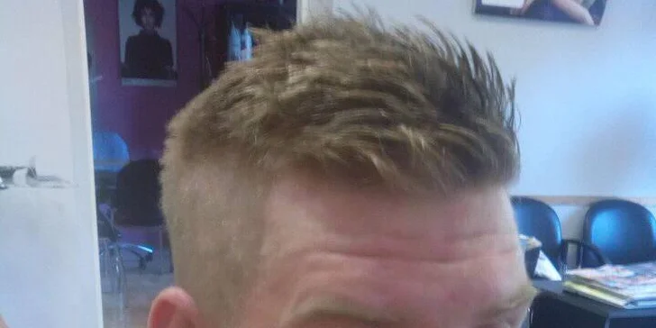 Profesionální barber střih od vlasové stylistky pro pány