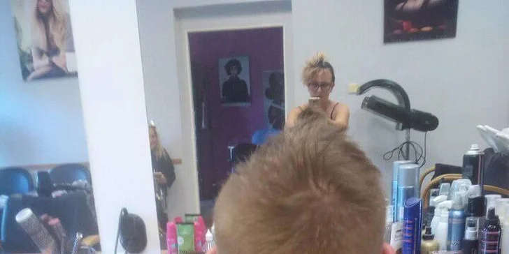 Profesionální barber střih od vlasové stylistky pro pány