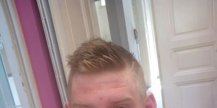 Profesionální barber střih od vlasové stylistky pro pány