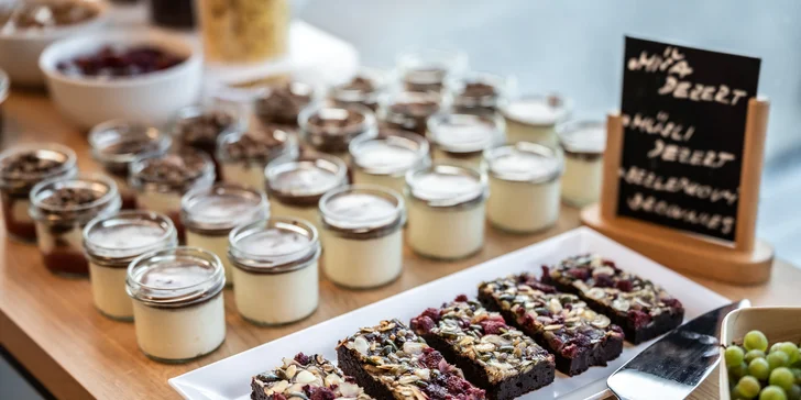 Dezerty ve skleničce, brownies a spousta dalších sladkých i slaných dobrot vás čeká každé ráno. 