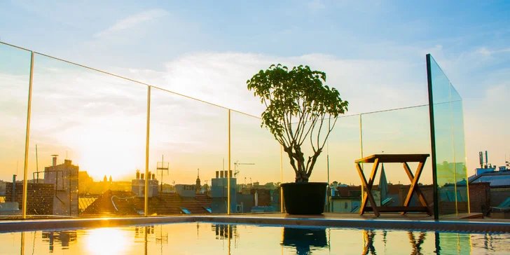 Luxusní relaxace: wellness, privátní jacuzzi a lahev prosecca na střeše hotelu