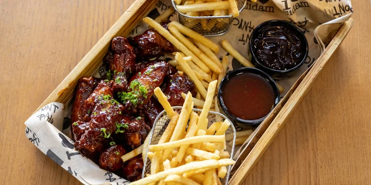 Čeká na vás 12 kousků marinovaných křidýlek: můžete volit mezi sladko-pálivou variantou Buffalo, New York BBQ nebo pořádně ostrou Louisianou. 