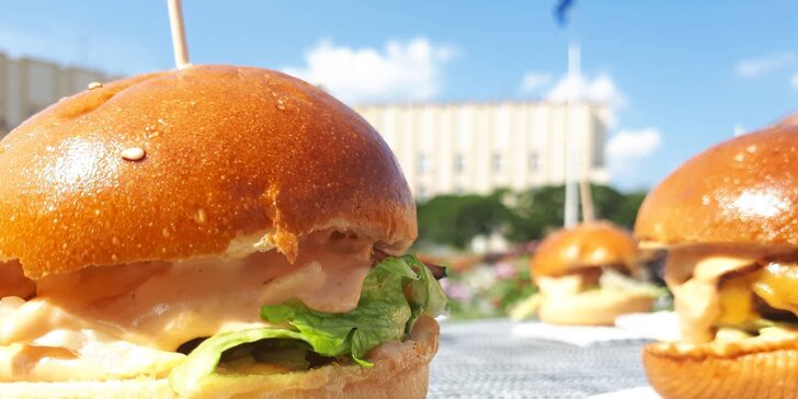 Burger Hovězák – ideální svačina do ruky: 50 g masa, hranolky nebo salát a kofola