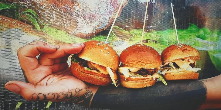 Svačina do ruky: burger Hovězák s 50 g masa, hranolky nebo salát a pití