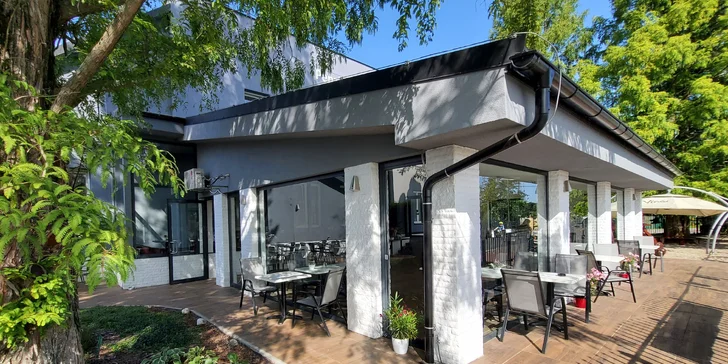 K restauraci patří venkovní posezení. 