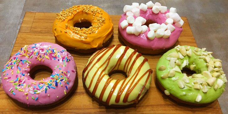 Ručně dělané donuty: borůvkový, třešňový nebo třeba pistáciový a banánový