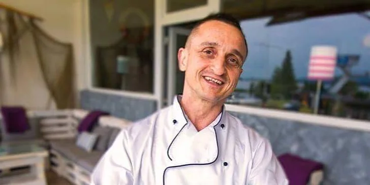 Steaková hostina pro 2 osoby: krkovička na švestkové omáčce i přípitek
