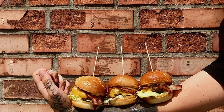 Svačina do ruky: burger Hovězák s 50 g masa, hranolky nebo salát a pití