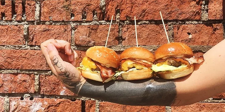 Svačina do ruky: burger Hovězák s 50 g masa, hranolky nebo salát a pití
