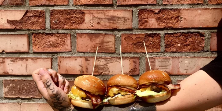 Svačina do ruky: burger Hovězák s 50 g masa, hranolky nebo salát a pití