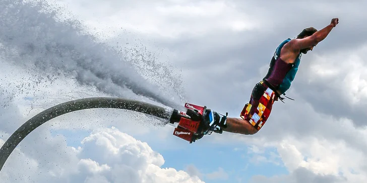 Flyboarding: let nad vodní hladinou ve východních Čechách + dárek