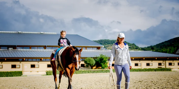 Rodinný pobyt se snídaní či polopenzí: relax na Slovensku se sportem i koníky