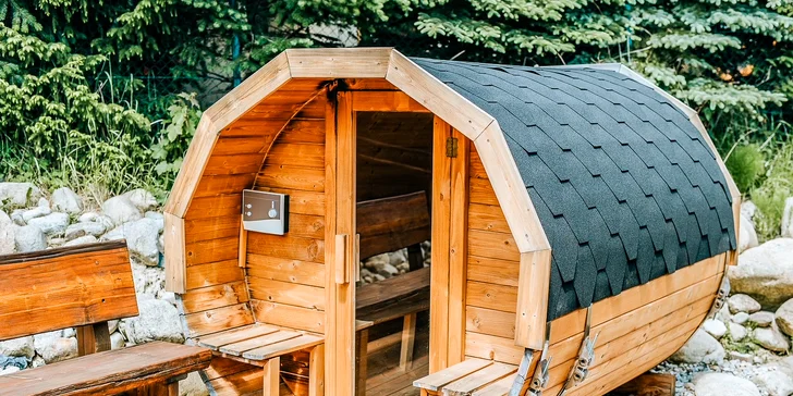 Priamo pred vaším domčekom stojí privátna sudová sauna a kúpacia kaďa, ktoré budete mať plne k dispozícii