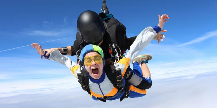 Tandemový seskok padákem ze 3 km třeba i s videem a fotografiemi