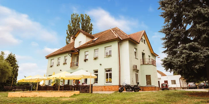 Steaková hostina pro 2 osoby: krkovička na švestkové omáčce i přípitek