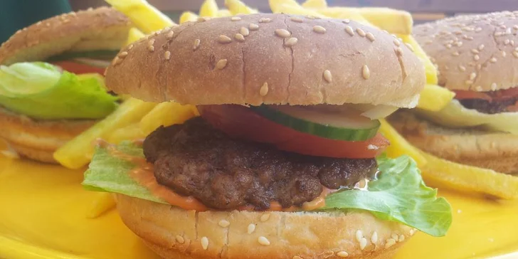 4 burgery a čtvery hranolky v brněnském pivním baru Marley
