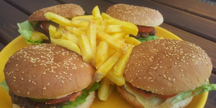 4 burgery a čtvery hranolky v brněnském pivním baru Marley