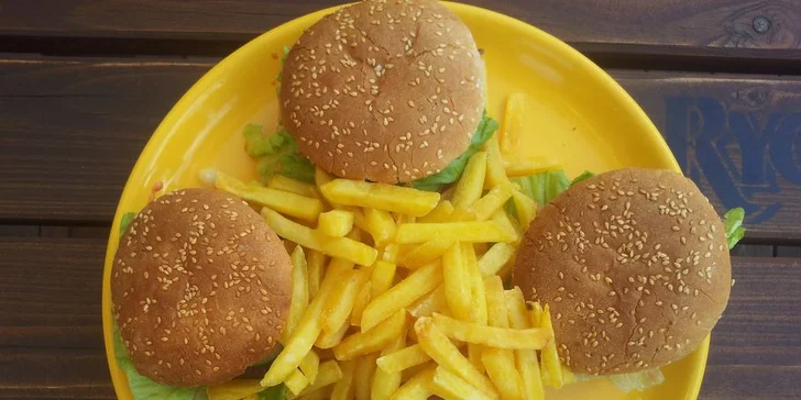 4 burgery a čtvery hranolky v brněnském pivním baru Marley