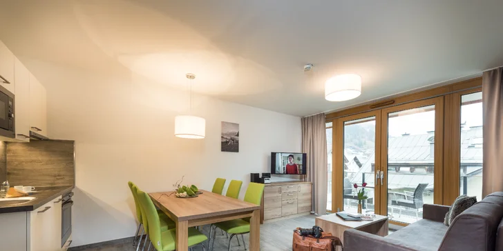 Každý apartmán má veľkú kuchyňu s obývacím priestorom.