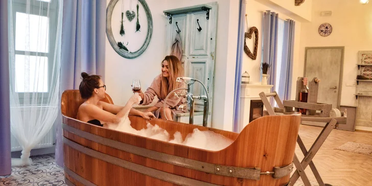 Těšte se na 90minutovou relaxaci. Připravená je modřínová káď s levandulovou lázní i finská sauna a odpočinkové lůžko. 