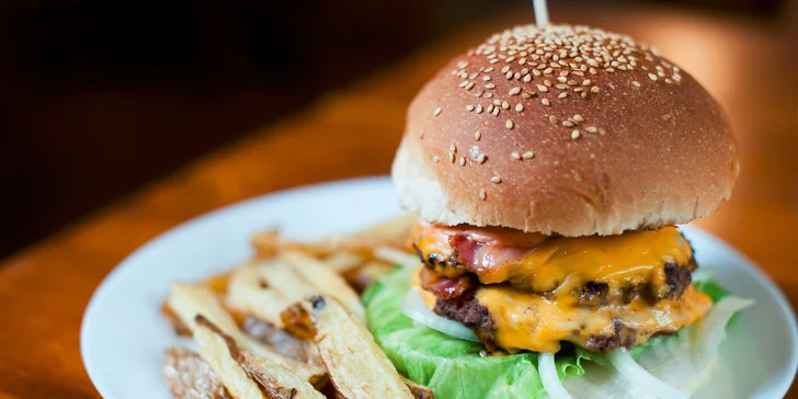 550 g Double hovädzí burger s domácimi hranolčekmi 