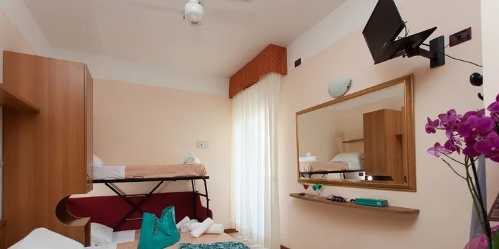 Ve výbavě nechybí televize. 