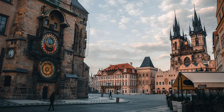 Probíhá v okolí Pražského orloje, hradu nebo Karlova mostu.