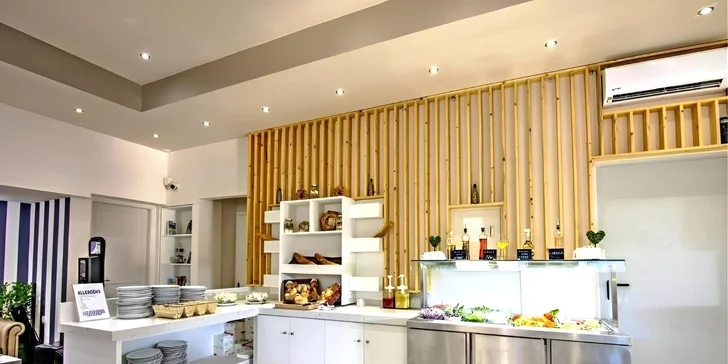 Bufetová restaurace rotuje chutě mezinárodní i lokální kuchyně.