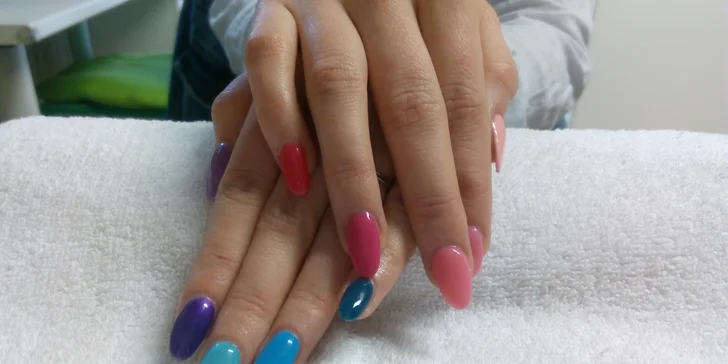 Shellac je kombinací tradičního laku na nehty a tzv. soak off gelu tvrzeného v UV lampě.