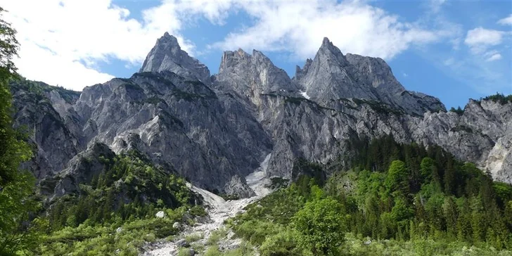 Poté zamíříte do jedinečné soutěsky Almbachklamm, plné úzkých roklí.