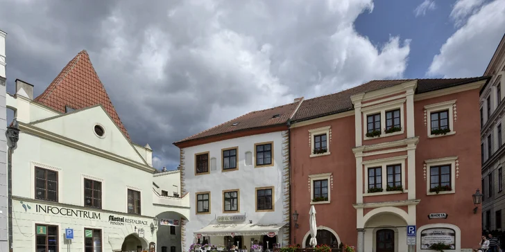 Parkoviště je asi 500 metrů od hotelu, zaparkujete tu zdarma. 