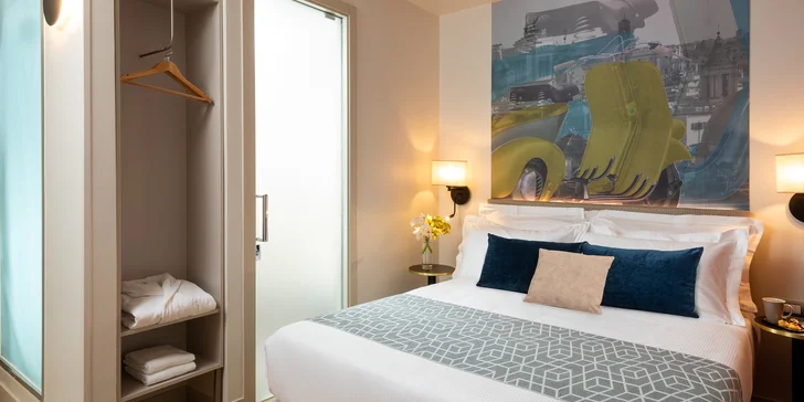 Dvoulůžkový pokoj nabízí trezor, LCD satelitní televizi, minibar a klimatizaci. 