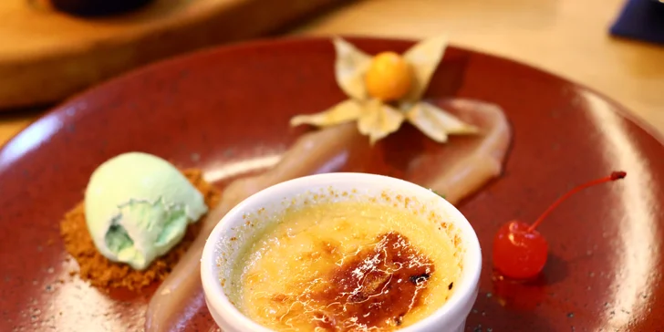 A nechte si poté ještě místo na dezert –  vanilkové crème brûlée s citrusovým sorbetem.