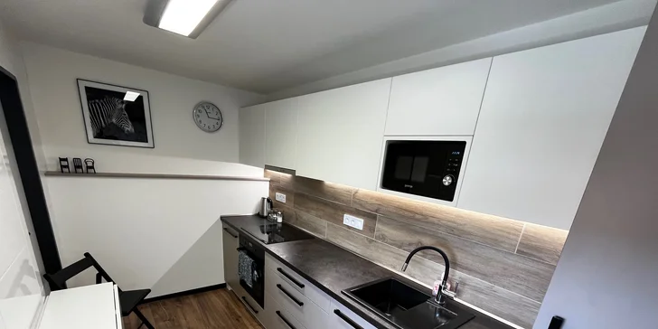 Apartmá Deluxe má i vlastní kuchyňskou linku s lednicí.