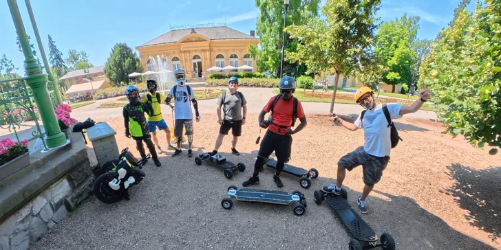 K dispozici máte veškeré vybavení včetně elektrického longboardu, helmy a chráničů. 
