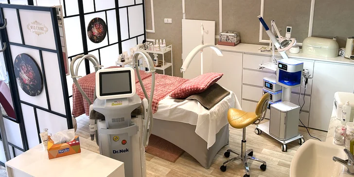 Vybrat si zde můžete základní kosmetickou péči nebo rovnou královské ošetření včetně masáže hlavy a zábalu rukou.