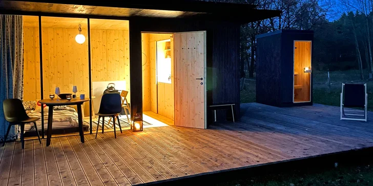 Minimalistický tiny house uprostred prírody: súkromná sauna aj grilovací stôl