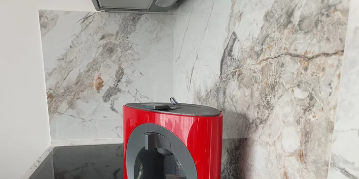 Nechybí ani toustovač a kávovar.