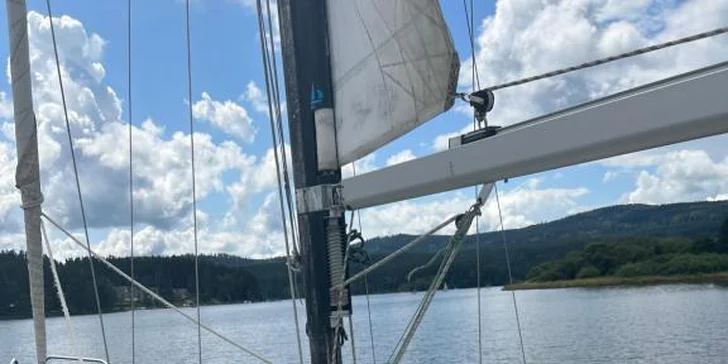 Některé lodě mají bimini proti slunci a sprayhood pro ochranu před větrem a stříkající vodou.