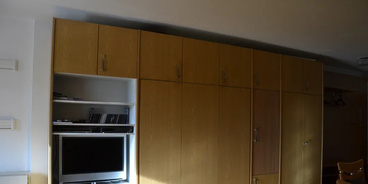 Apartmán 1 se nachází ve 2. poschodí, má 2 + 2 lůžka a rozkládací gauč. Samozřejmostí je vlastní WC a koupelna.