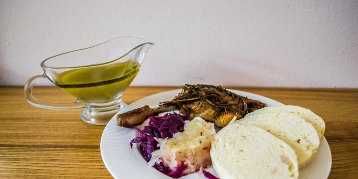 Hlavní chod a nápoj v restauraci na Žižkově: kachna, svíčková či žebírka