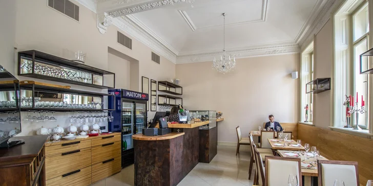 Hlavní chod a nápoj v restauraci na Žižkově: kachna, svíčková či žebírka