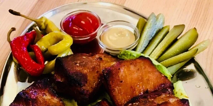 Hlavní chod a nápoj v restauraci na Žižkově: kachna, svíčková či žebírka
