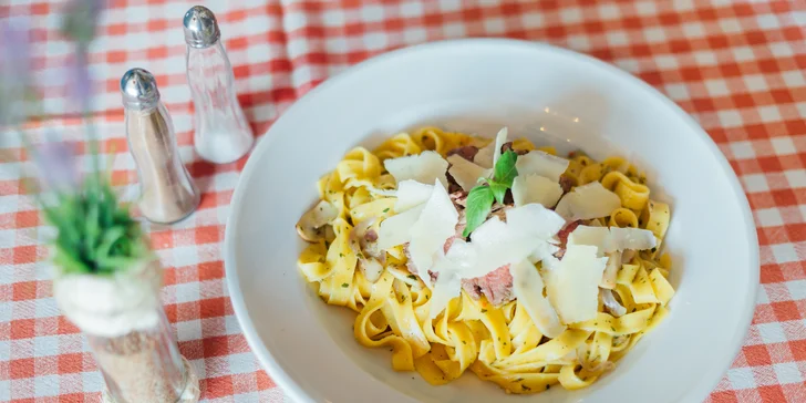 Pasta menu pro 2 osoby: biftek, losos, šopský salát i Panna cotta