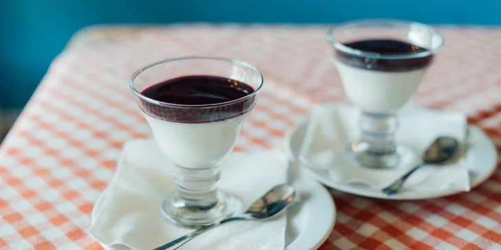 Pasta menu pro 2 osoby: biftek, losos, šopský salát i Panna cotta
