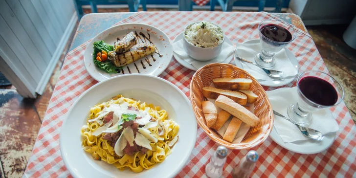 Pasta menu pro 2 osoby: biftek, losos, šopský salát i Panna cotta