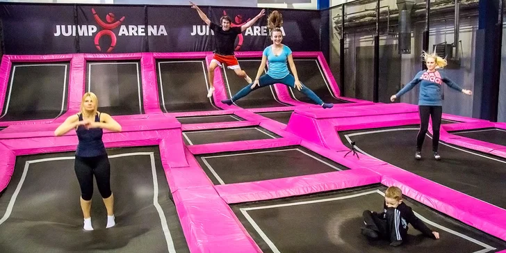 Hodina zábavy na trampolínách a nafukovacích atrakcích v Jump Areně Zličín