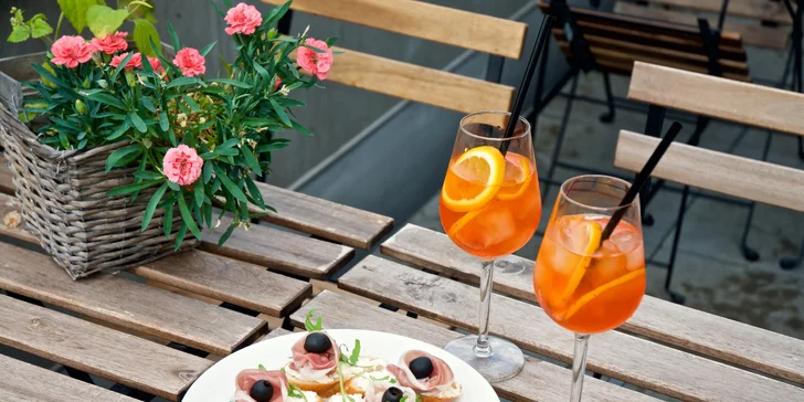 Připijte si na zdraví: 2 osvěžující drinky Aperol Spritz a k tomu kanapky