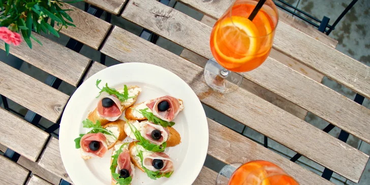 Připijte si na zdraví: 2 osvěžující drinky Aperol Spritz a k tomu kanapky