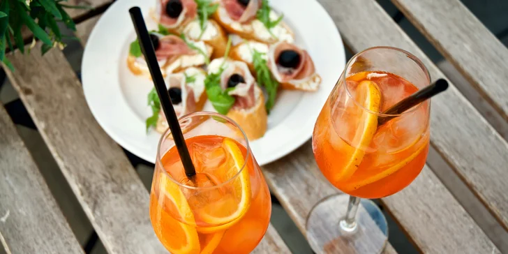 Připijte si na zdraví: 2 osvěžující drinky Aperol Spritz a k tomu kanapky